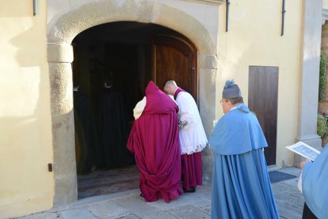 Enrée dans la Chapelle