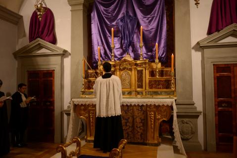 Extinction des cierges de l&rsquo;autel pendant le chant du <i>Benedictus</i>