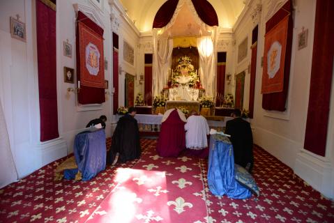 Son Eminence se recueille devant le Saint-Sacrement