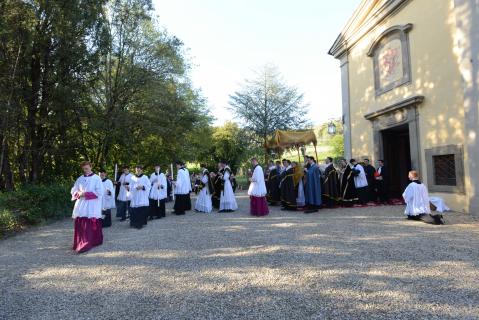 Le Saint Sacrement est emmené en procession