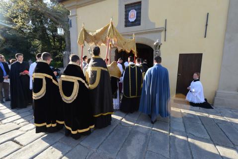 Le Saint Sacrement est emmené en procession