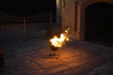 Le feu préparé pour la bénédiction