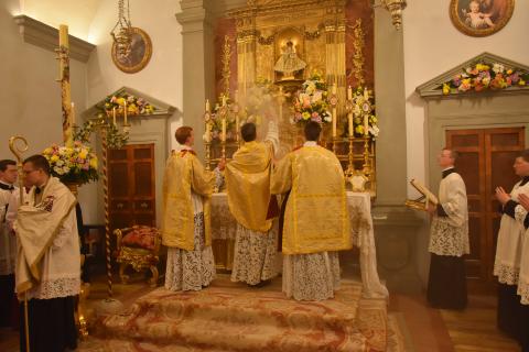 Encensement de l&rsquo;autel pendant les Vêpres
