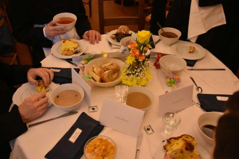 Les tables des séminaristes avec les &oelig;ufs et les v&oelig;ux des Supérieurs