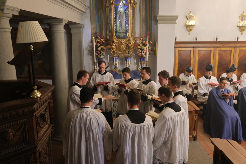 La Schola chante l&rsquo;antienne de la communion