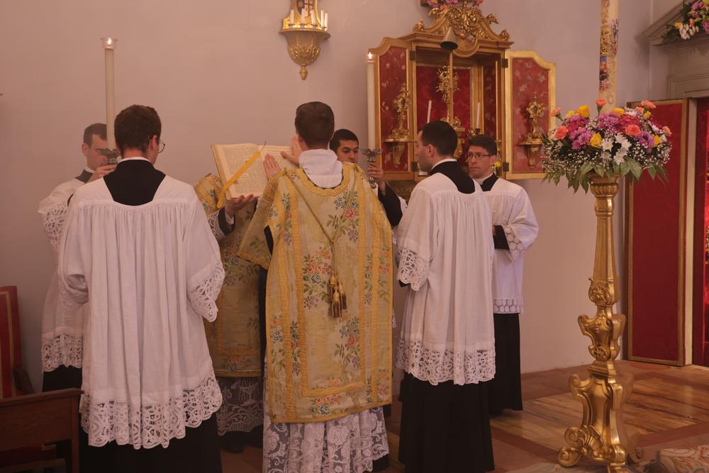 + <i>Sequéntia sancti Evangélii secúndum Marcum</i>