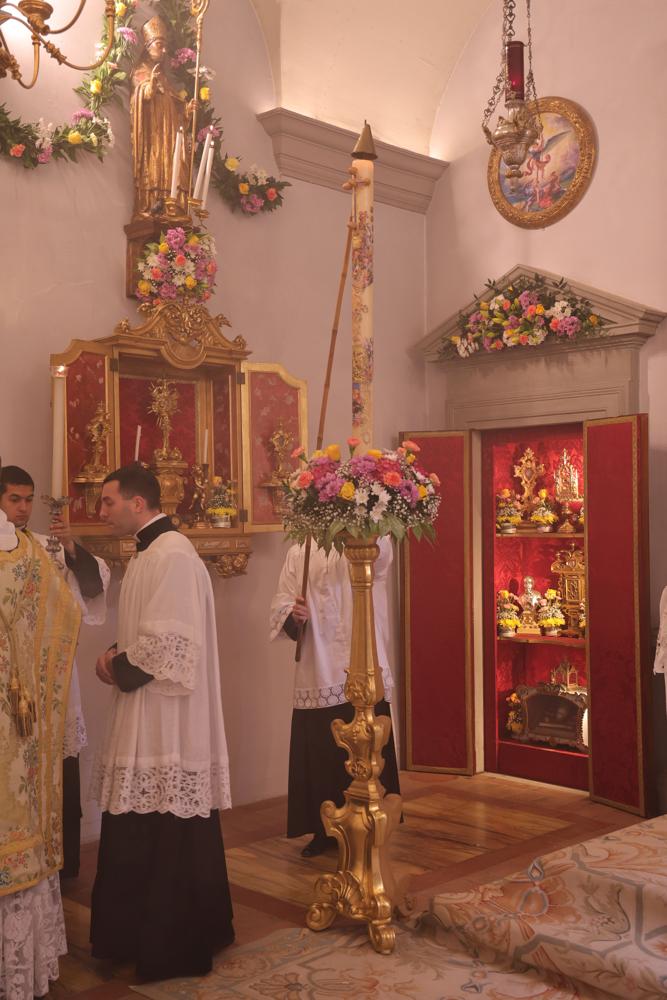 Après le chant de l&rsquo;Évangile, on éteint le cierge pascal, qui signifiait la présence de Notre-Seigneur sur terre