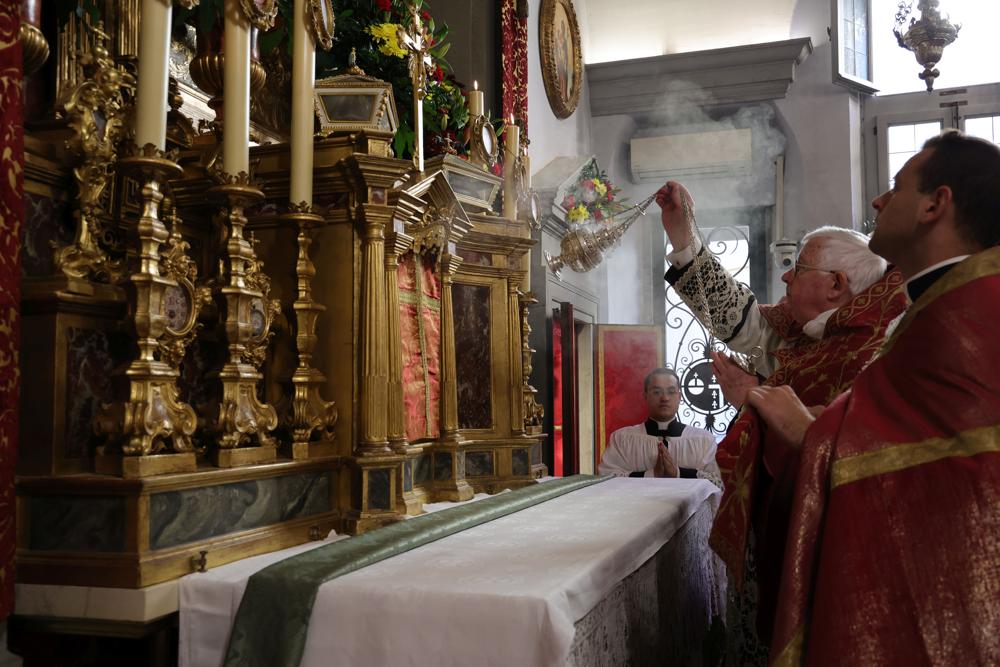 Encensement de la croix
