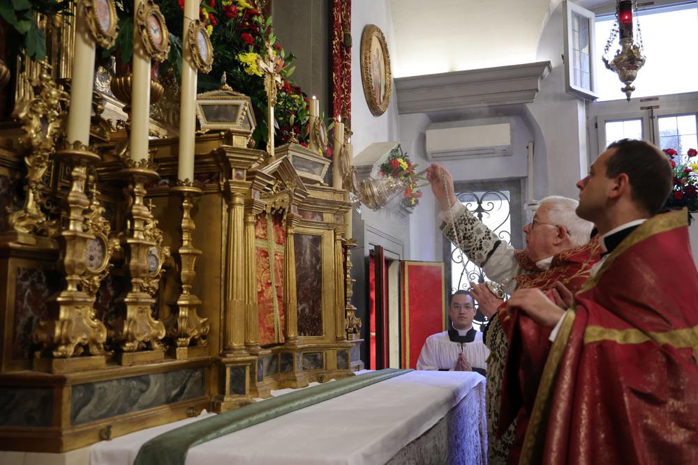 Encensement de la croix