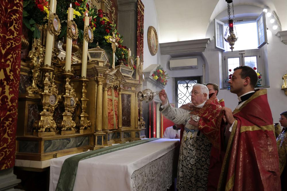 Encensement des reliques