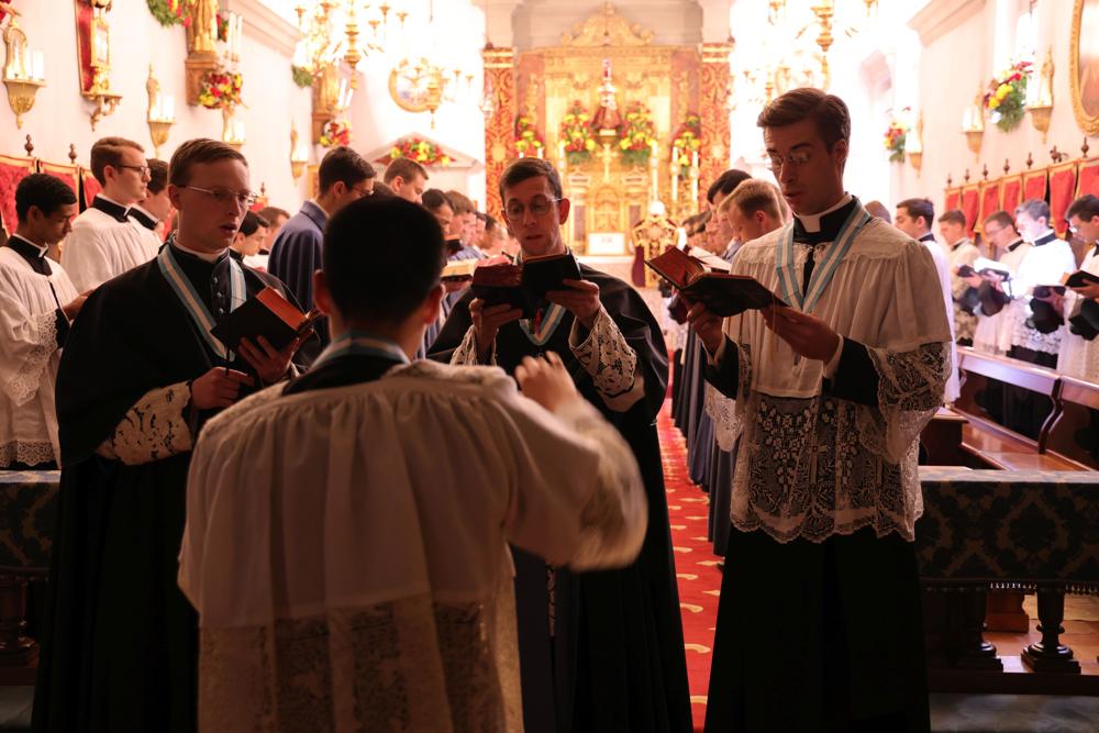 La schola chante le <i>Kyrie</i>