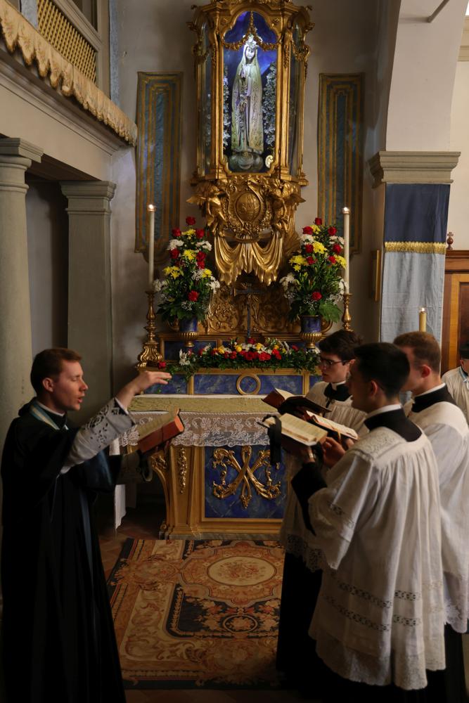 La schola chante l&rsquo;Introït
