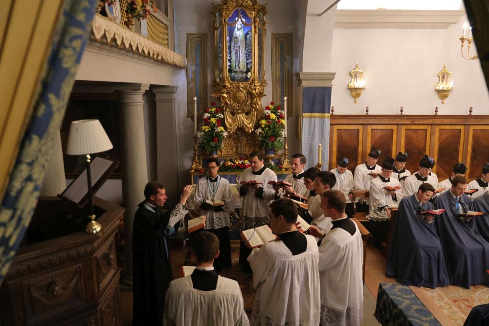 La schola chante l&rsquo;antienne de communion