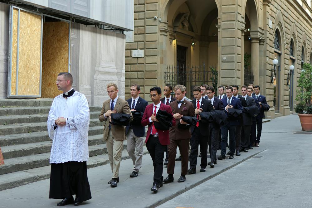 Les séminaristes de première année et les oblats qui vont recevoir la soutane