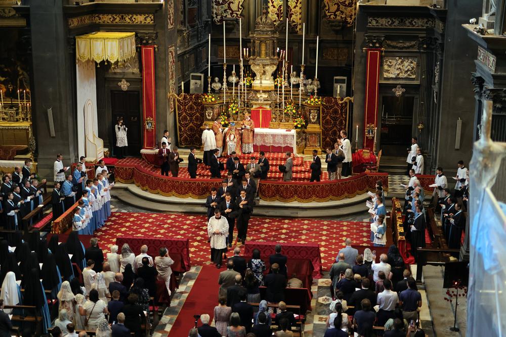 Les séminaristes sortent pour revêtir leur soutane