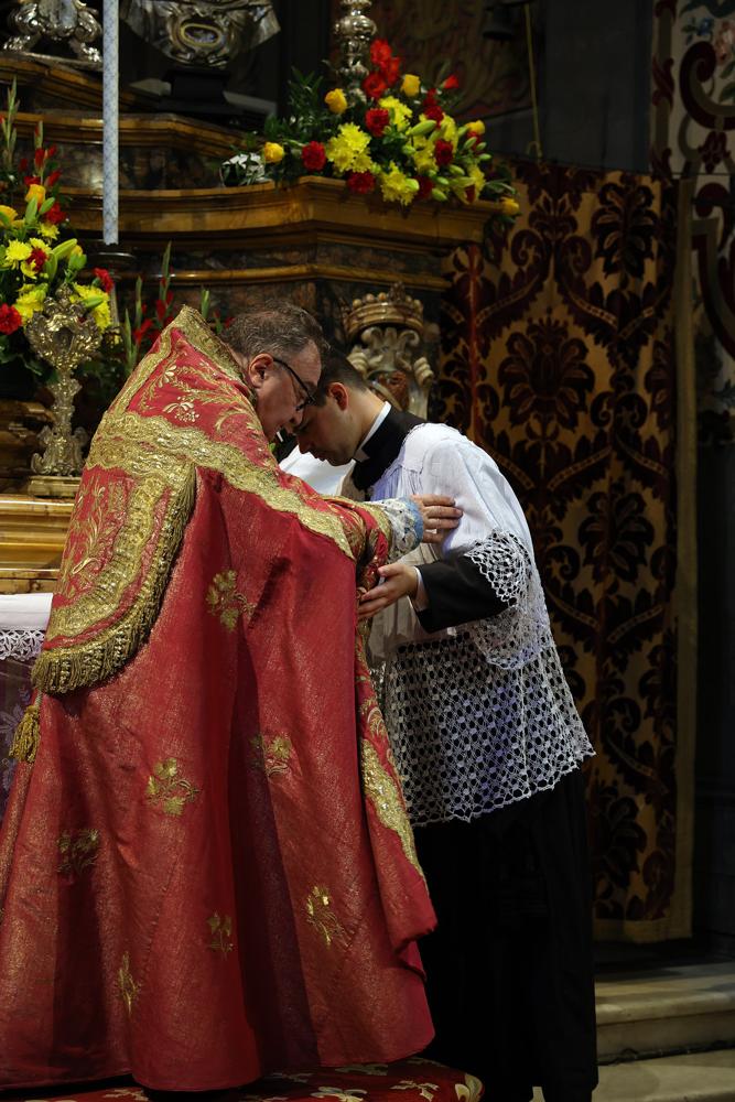 Un futur diacre reçoit le baiser de paix de M<sup>gr</sup> le Prieur Général