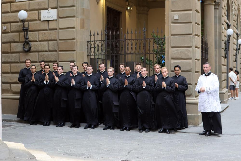 Monsieur le Chanoine Louis Poucin de Wouilt, préfet des séminaristes de première année et les oblats, revêtus de la soutane