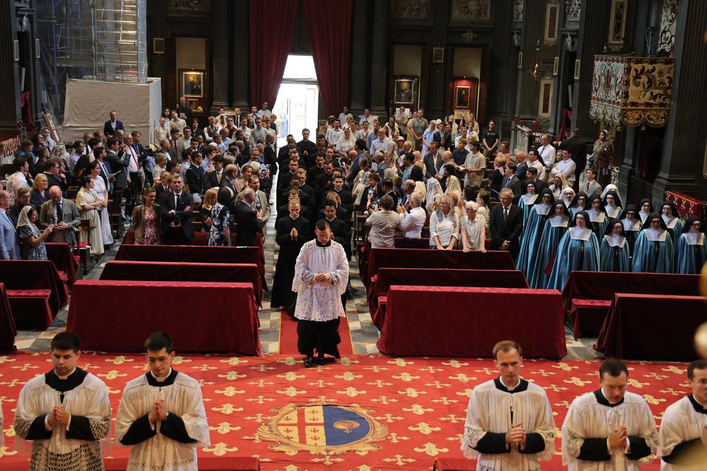 Les séminaristes et oblats rentrent dans l&rsquo;église