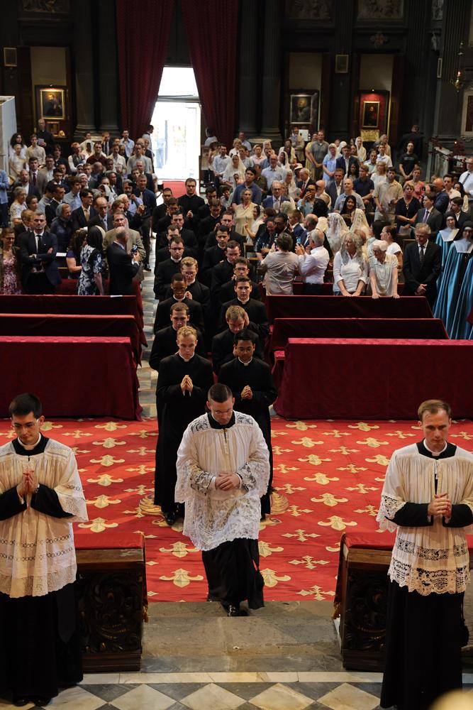 Les séminaristes et oblats rentrent dans l&rsquo;église