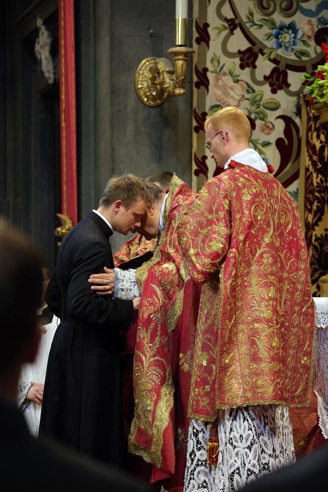 Ils reçoivent le baiser de paix de Mgr le Prieur Général