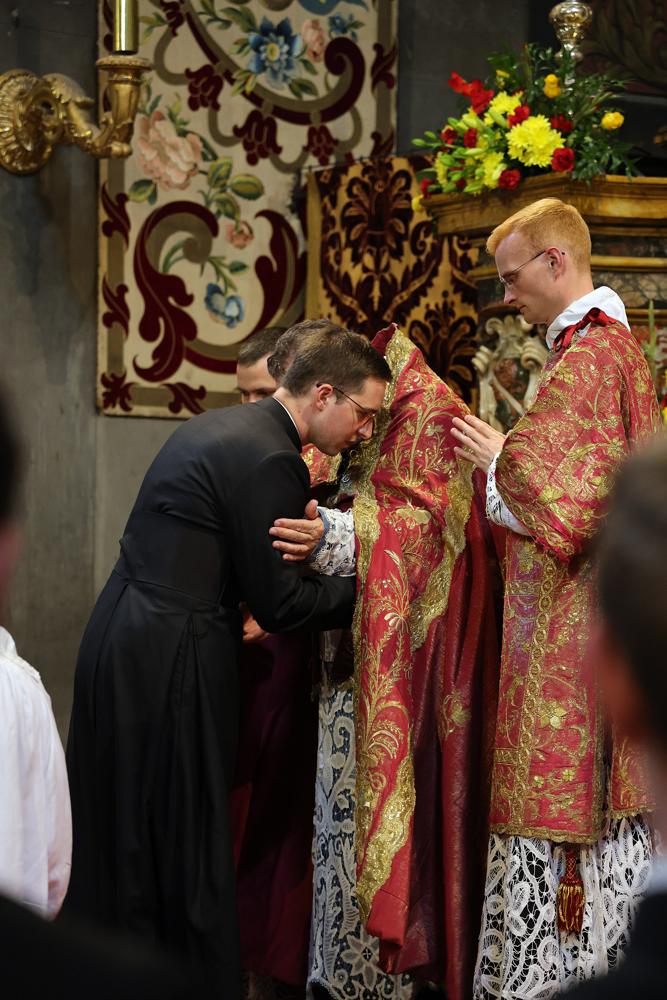 Ils reçoivent le baiser de paix de Mgr le Prieur Général