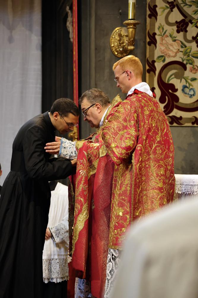 Ils reçoivent le baiser de paix de Mgr le Prieur Général