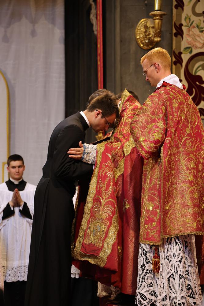 Ils reçoivent le baiser de paix de Mgr le Prieur Général