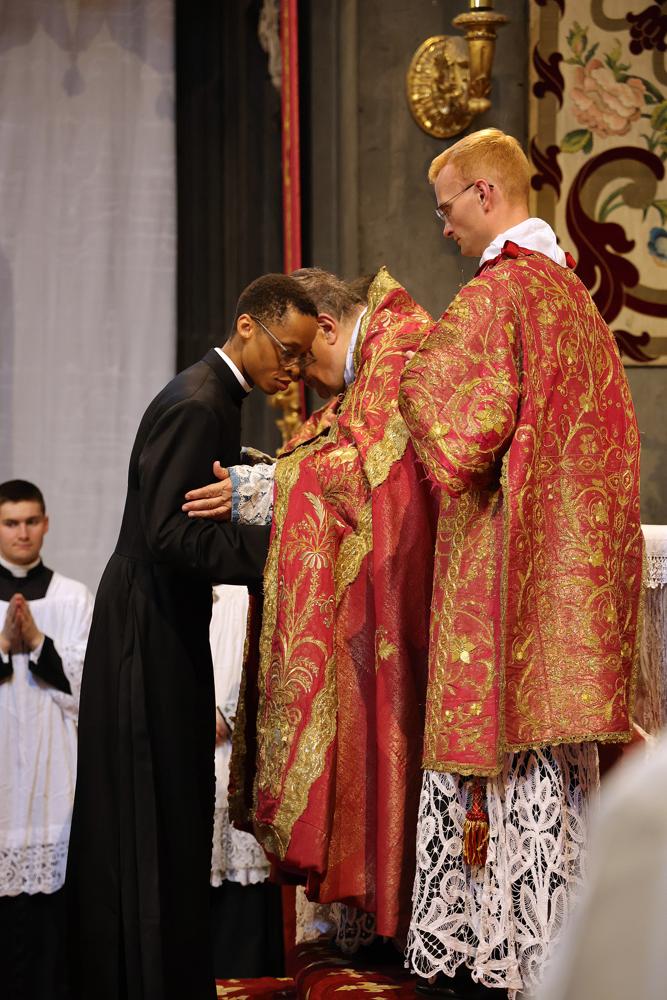 Ils reçoivent le baiser de paix de Mgr le Prieur Général