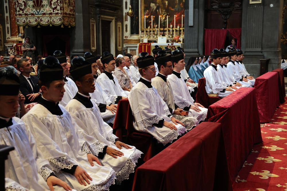 Les séminaristes et les oblats ayant reçu la soutane assistent à la messe en surplis et barrette