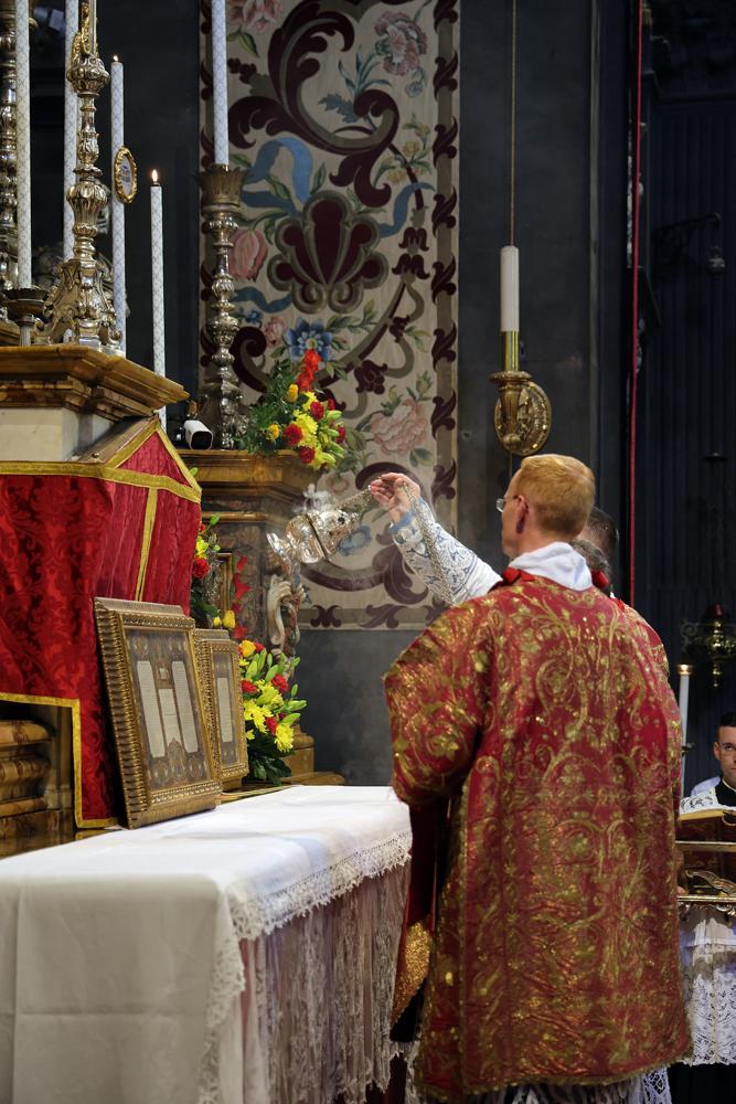 Encensement de la croix