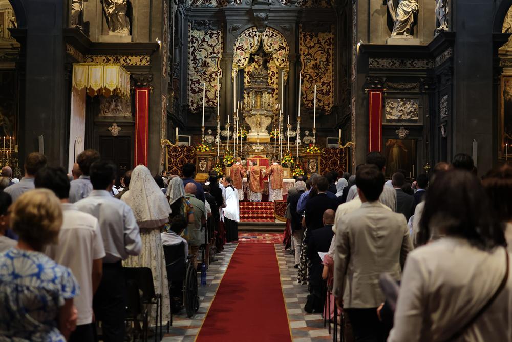 Encensement des reliques