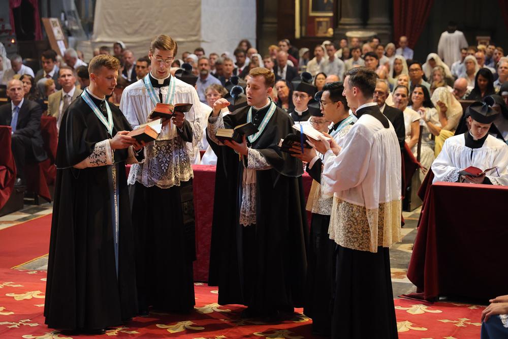 La schola chante le <i>Kyrie</i>