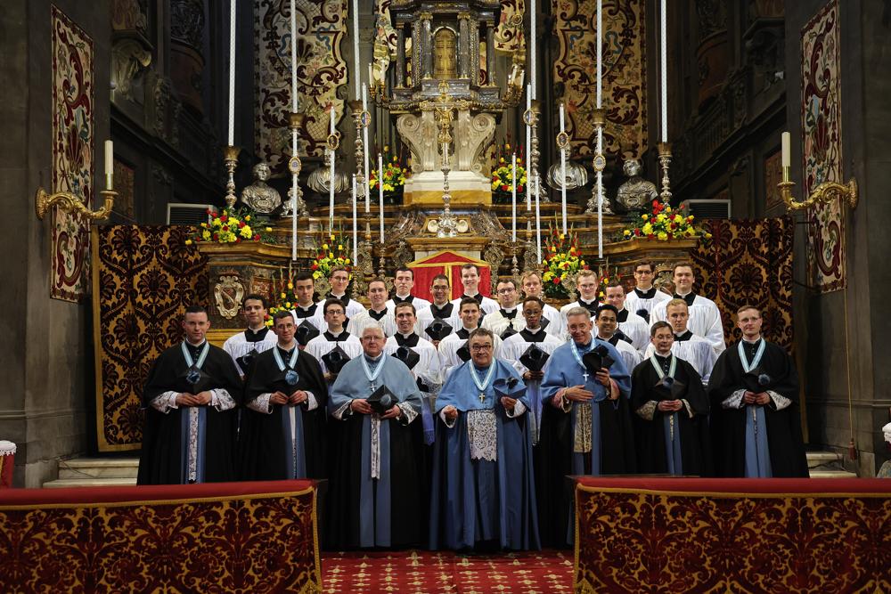 Les séminaristes de première année et les oblats avec les Supérieurs