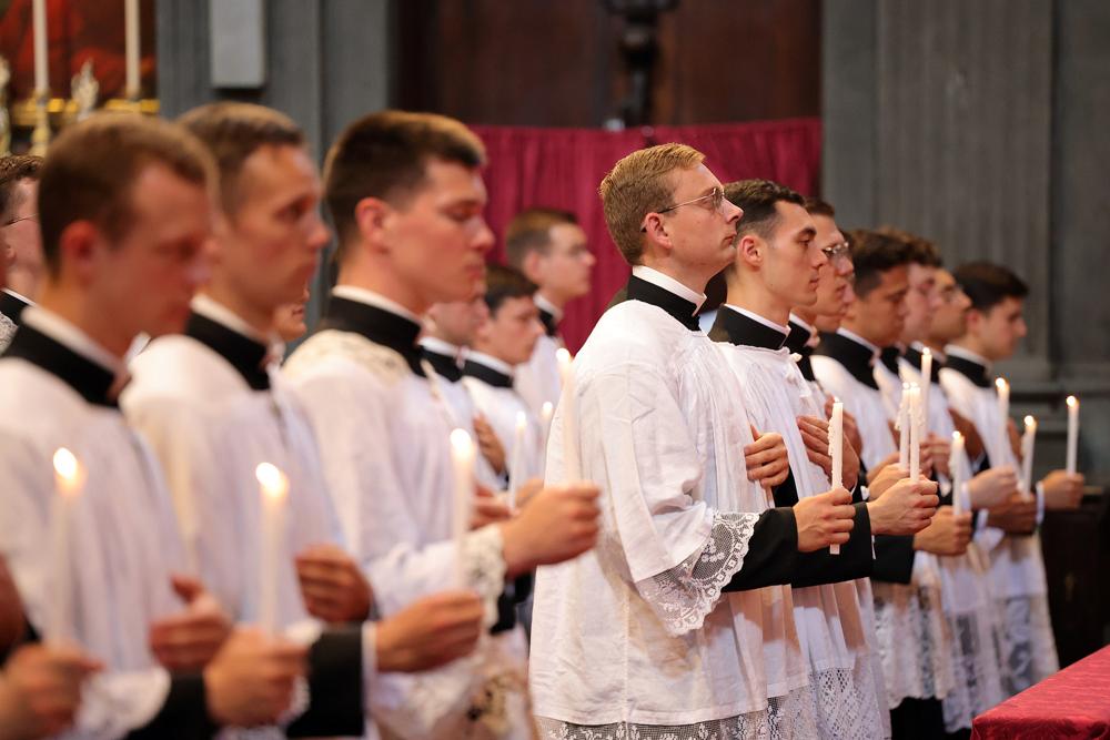 Les ordinands à leurs places