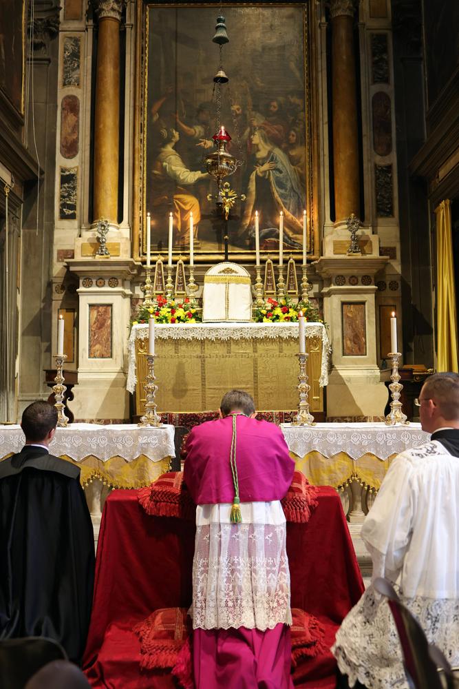 Le Pontife se recueille devant le Saint-Sacrement avant la Messe