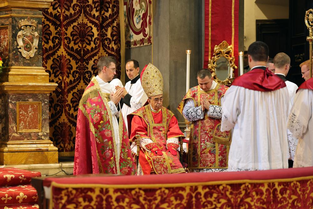 Le Pontife au faldistoire paré pour la cérémonie
