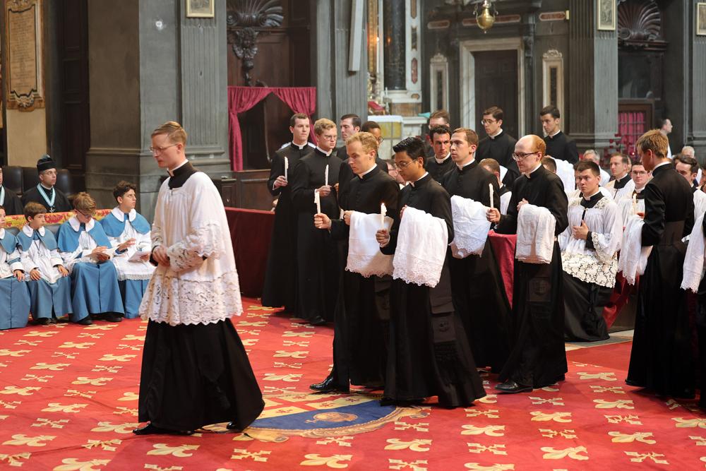 Ceux qui sont appelés à la tonsure entrent dans le sanctuaire.