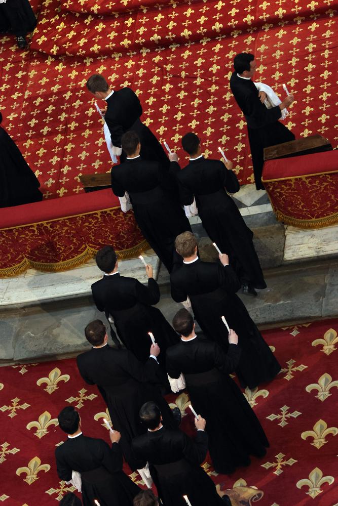 Ceux qui sont appelés à la tonsure entrent dans le sanctuaire.