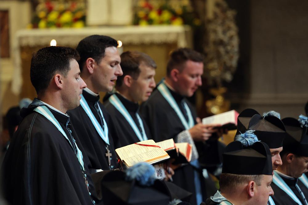 Les chantres chantent le Psaume 23 avec l&rsquo;antienne : <i>Hi accípient benedictiónem a Dómino, et misericórdiam a Deo salutári súo : quia hæc est generátio quæréntium Dóminum.</i>