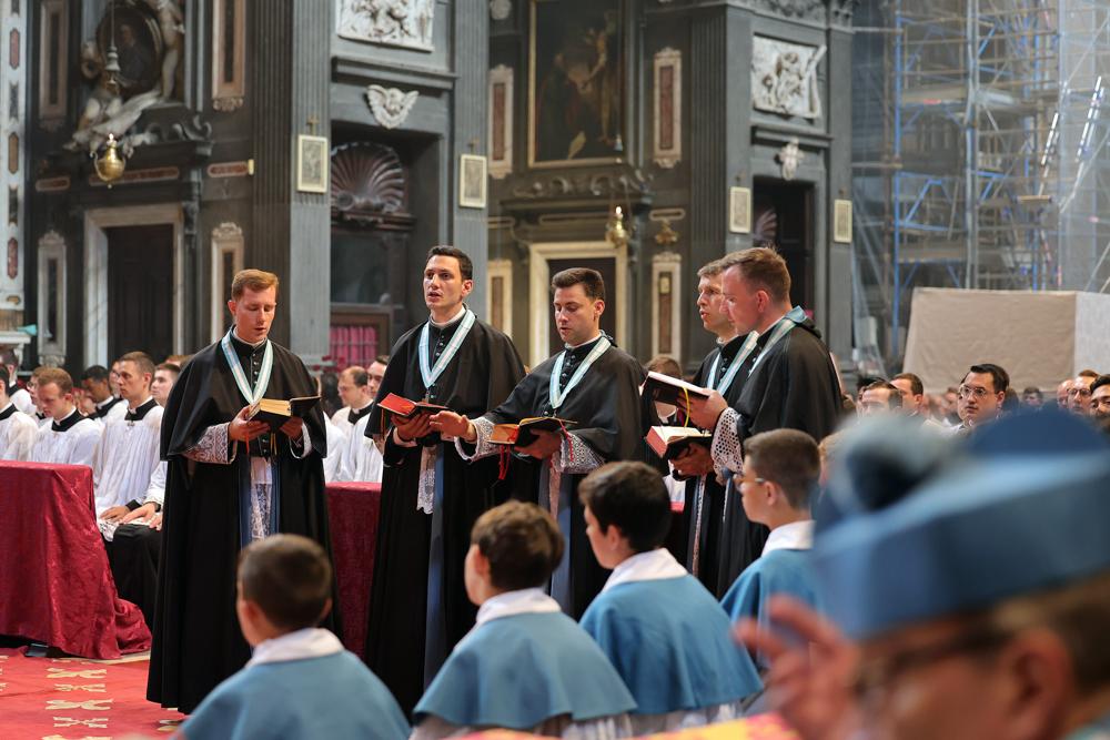 La schola chante le <i>Gloria</i>