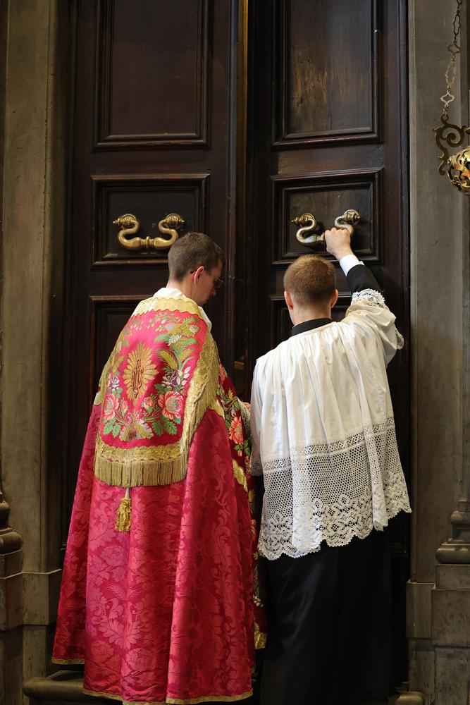 L&rsquo;Archidiacre fait ouvrir et fermer les portes de l&rsquo;église aux nouveaux portiers