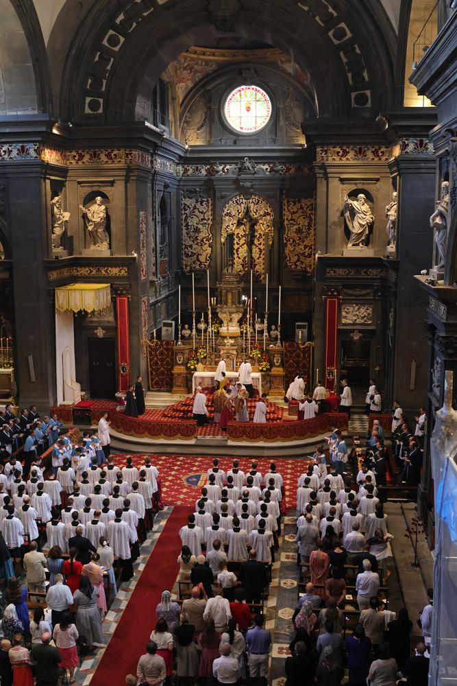 La célébration de la Messe se poursuit après la cérémonie des ordinations