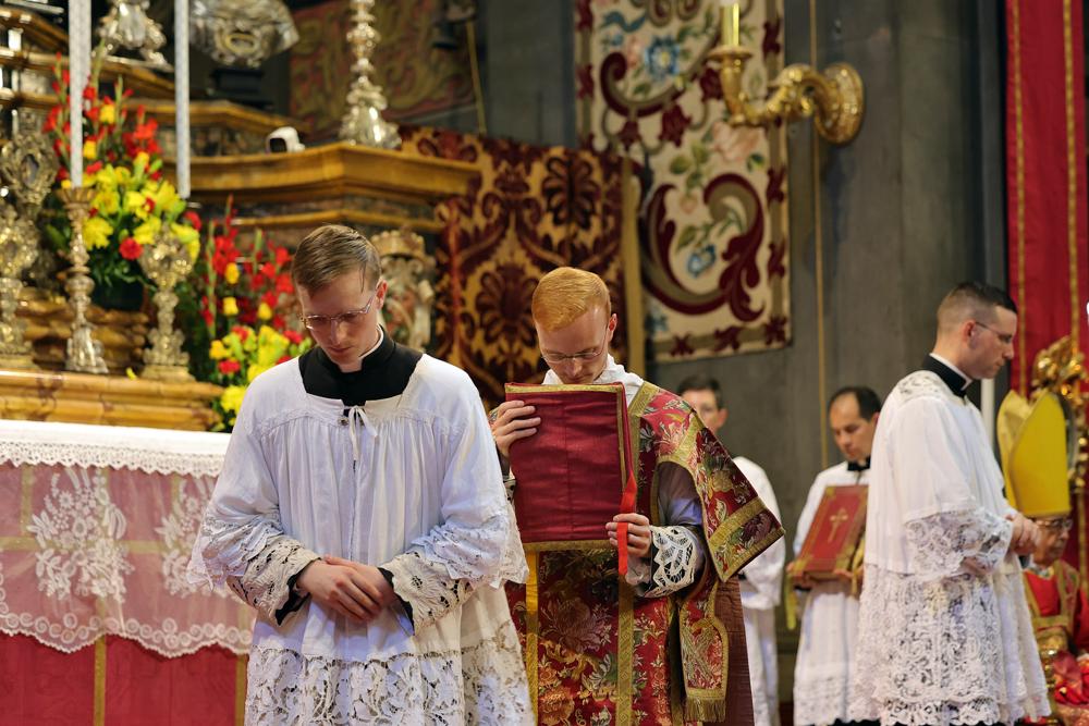 Le sous-diacre va chanter l&rsquo;Épître