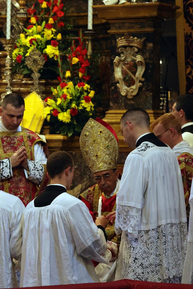 Les nouveaux ordonnés offrent leur cierge au Pontife