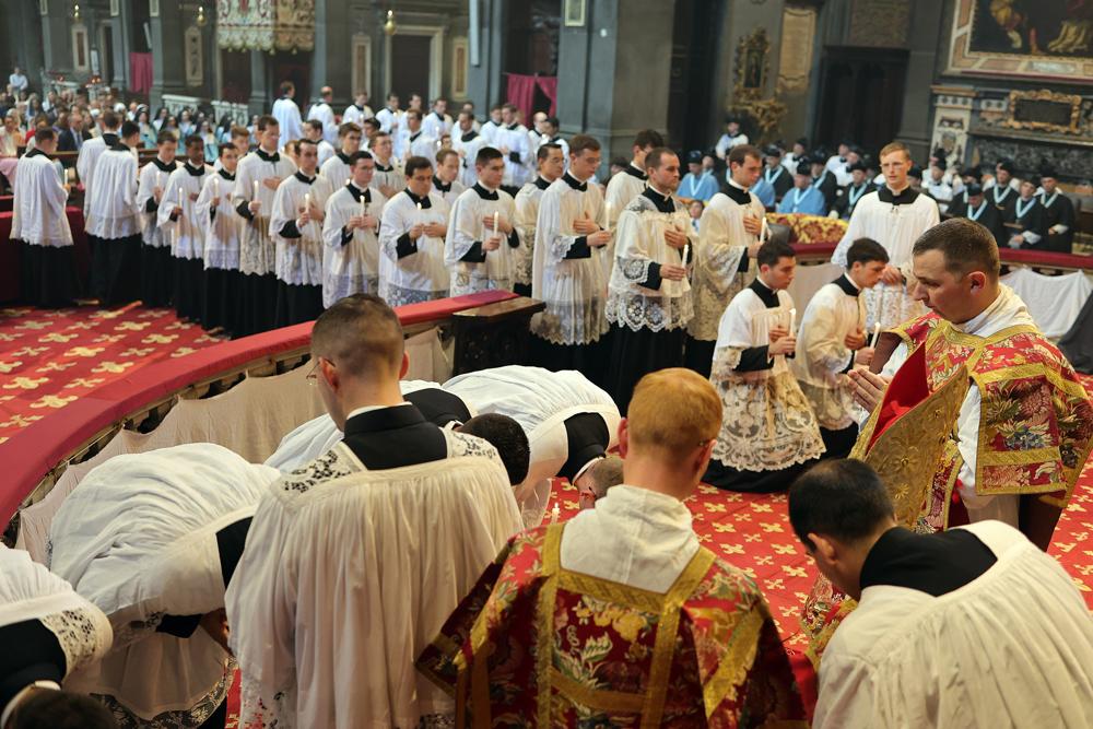 Les nouveaux ordonnés offrent leur cierge au Pontife