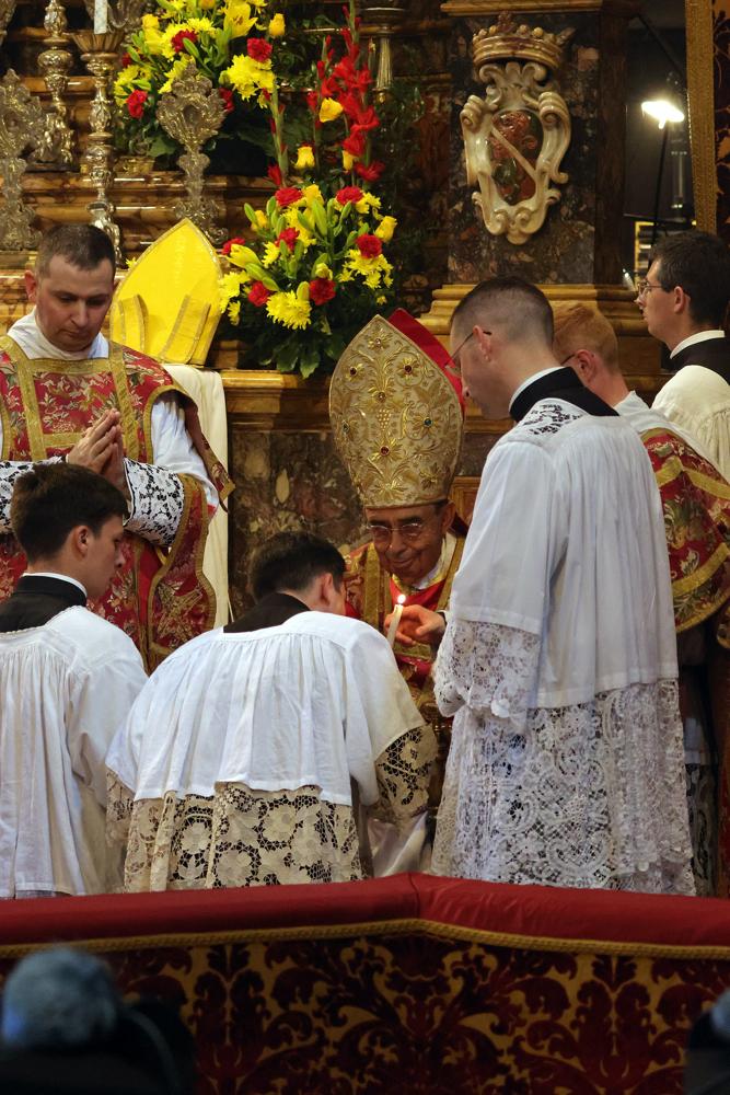 Les nouveaux ordonnés offrent leur cierge au Pontife
