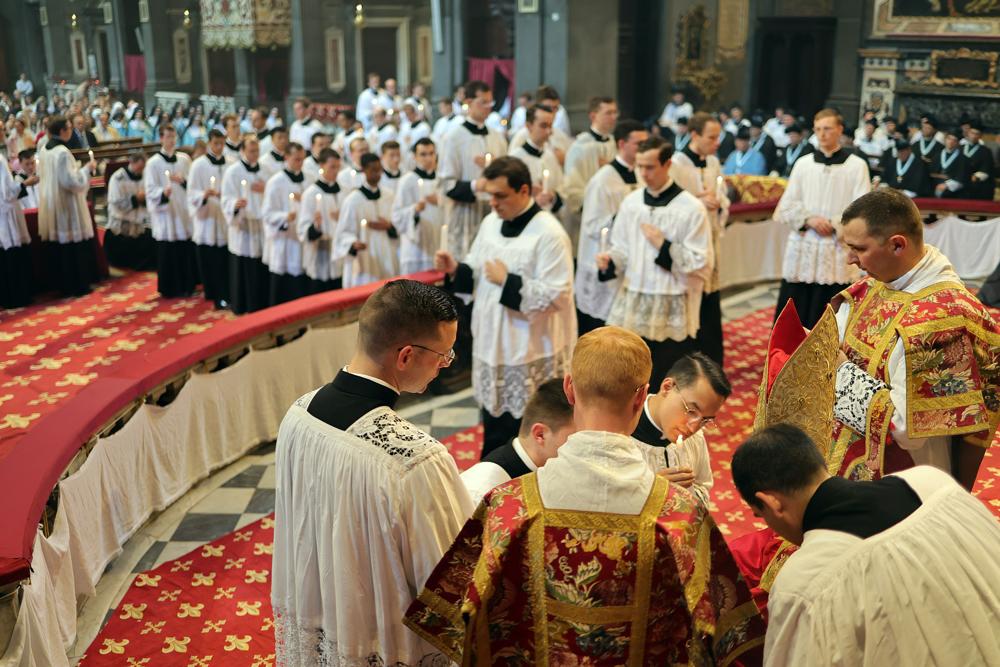 Les nouveaux ordonnés offrent leur cierge au Pontife