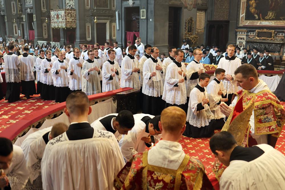 Les nouveaux ordonnés offrent leur cierge au Pontife