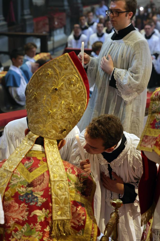 Les nouveaux ordonnés offrent leur cierge au Pontife
