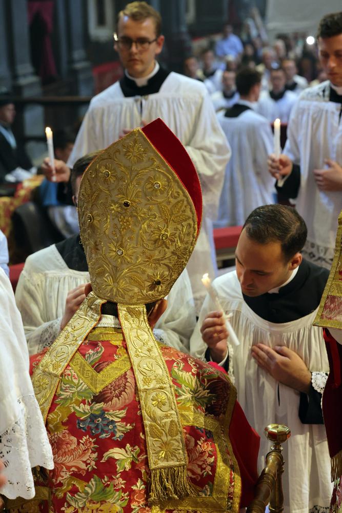 Les nouveaux ordonnés offrent leur cierge au Pontife